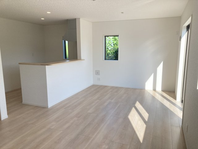 クレイドルガーデン高崎市金古町第16　1号棟（平屋）の居間・リビング|人気の対面式キッチンを配した空間はお好みの家具も合わせやすく、家族がくつろぐ快適な空間造りをサポート。窓からは明るい陽光が差し込みます。