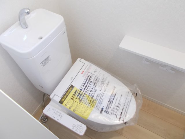 クレイドルガーデン高崎市金古町第16　1号棟（平屋）のトイレ|1階トイレです。清潔感のある白を基調としています。
温水洗浄・便座暖房機能の付いた快適なトイレです☆