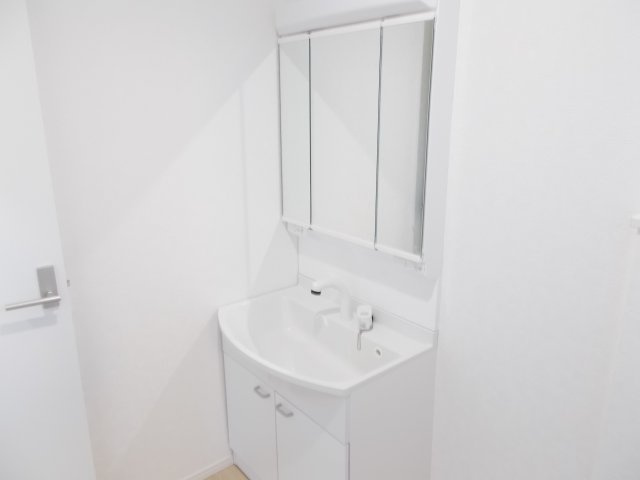クレイドルガーデン高崎市金古町第16　1号棟（平屋）の独立洗面台|シャワー水栓付き洗面台で朝の身支度もバッチリです！
洗面台には収納スペースもあり洗面室もすっきり片付きますよ！