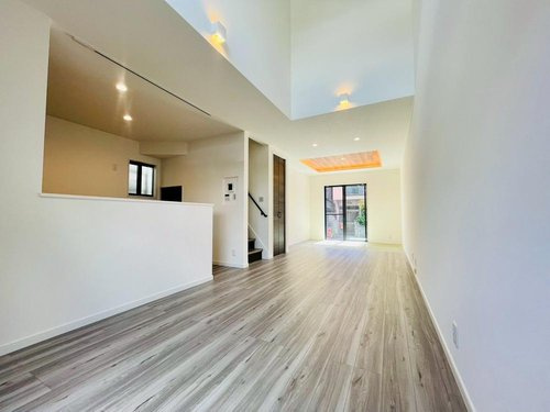 鳥居前町の完成予想図|【施工例】
大きな吹抜けも採用可能です♪
２階から明るい日差しが入り込み開放感あふれるリビングも◎