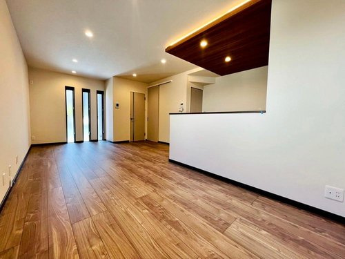 鳥居前町の完成予想図|【施工例】
落ち着いた色味のリビング♪