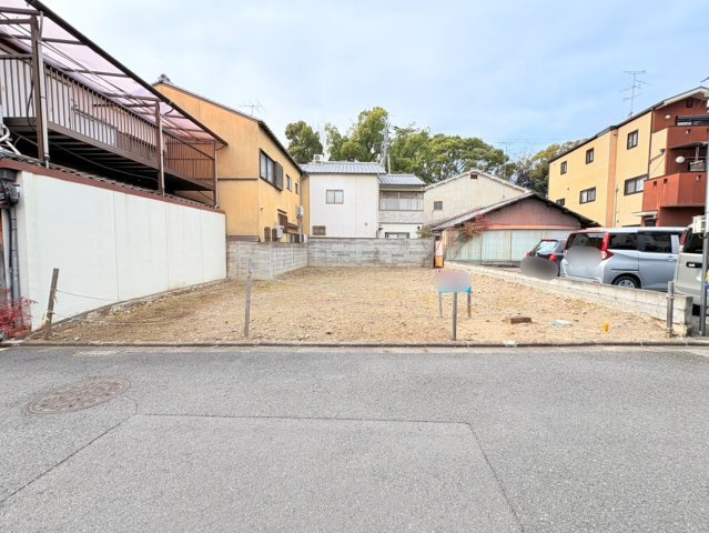鳥居前町の前面道路含む現地写真|土地広々41坪！建築条件無土地！お好きなハウスメーカー様にて建築可能です♪弊社でも建築のご相談可能！新築参考プランあり！