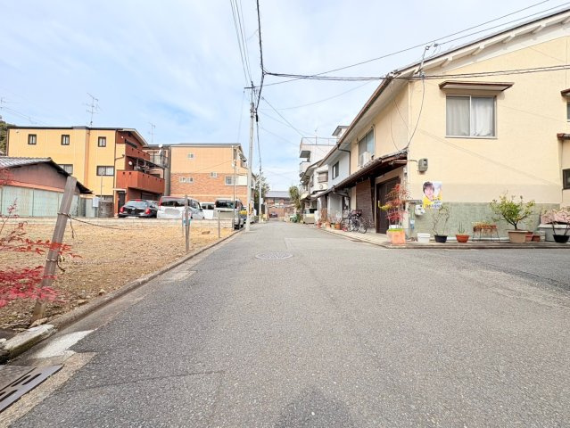 鳥居前町の前面道路含む現地写真|前道スッキリ！北野天満宮まで徒歩スグ♪スーパーやコンビニまで徒歩圏内の便利な立地です！