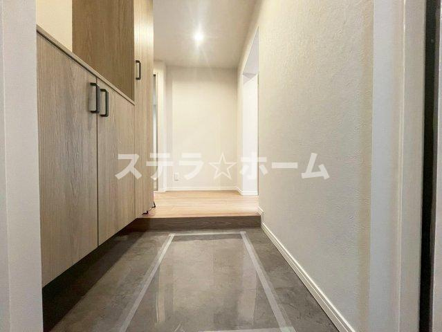 リバーサイドともぶち第一住宅14号棟の玄関|明るい玄関です