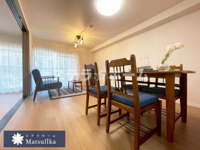 リバーサイドともぶち第一住宅14号棟の居間・リビング|ゆったり過ごせるリビングです