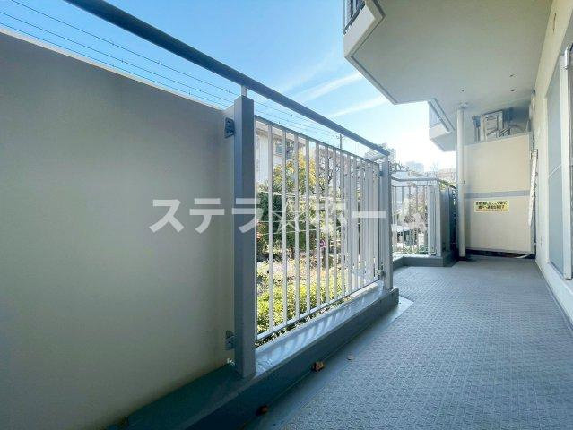 リバーサイドともぶち第一住宅14号棟のバルコニー|暖かな日差しのふりそそぐバルコニー