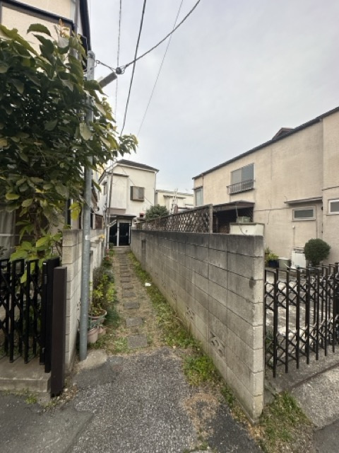 新宿区北新宿２丁目　2DK・一戸建て（再建不）の前面道路含む現地写真