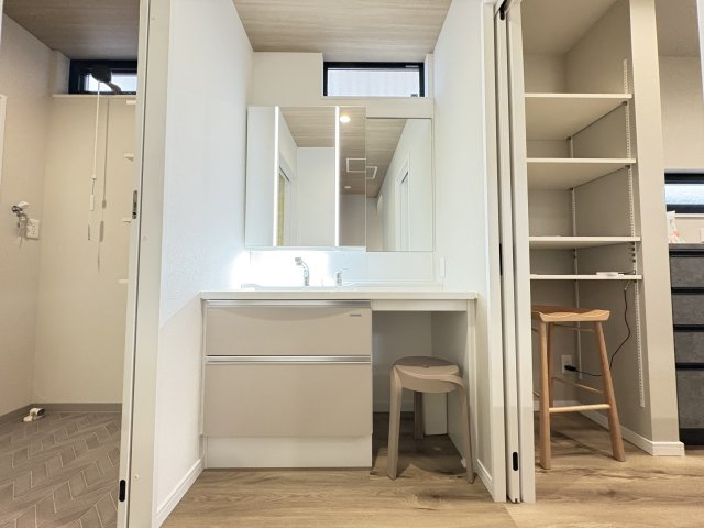 磯城郡田原本町大字千代の独立洗面台|広い洗面化粧台と可動式収納