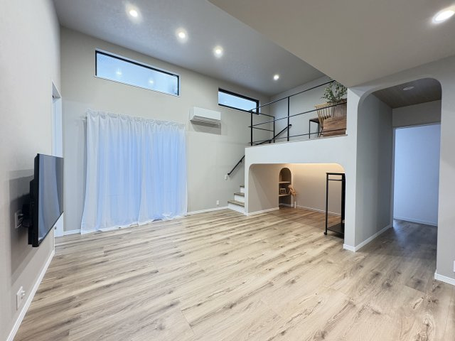 磯城郡田原本町大字千代の居間・リビング|高天井やアール開口など遊び心たっぷり