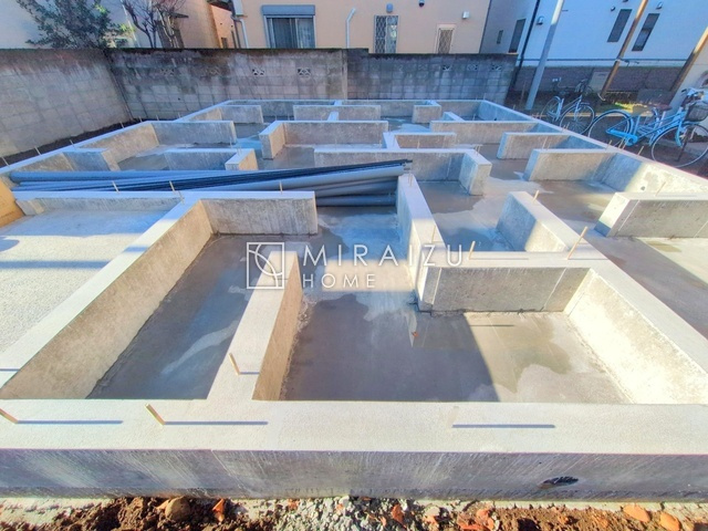 【周辺】 | 高級感漂う洗面台です。鏡の後ろの収納棚もとても充実しております。コスメが大好きな奥様も、女子力高いご主人様もきっとご満足いただける収納力です。三面鏡なので、ヘアセットにも便利です。
