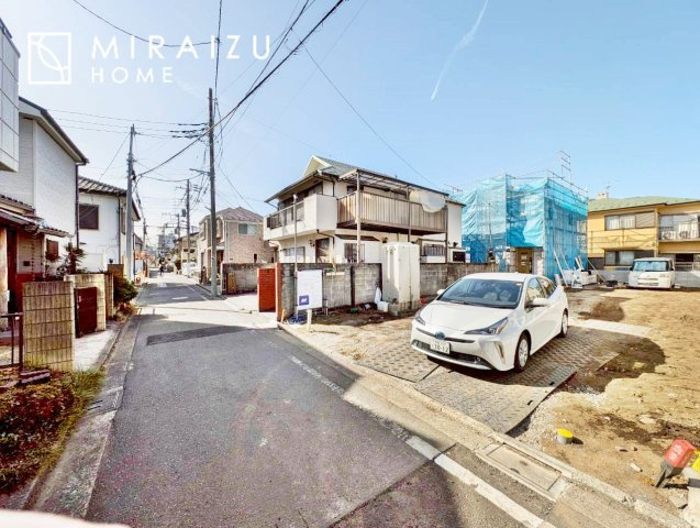 【前面道路含む現地写真】 | 洗濯機置き場と脱衣スペースもしっかりと確保されている洗面室、洗面コーナーは、窓から陽も差し明るく開放的な造りです。家事導線も良いので洗濯物やお湯はりもストレスフリーに毎日家事を楽しめそうです。
