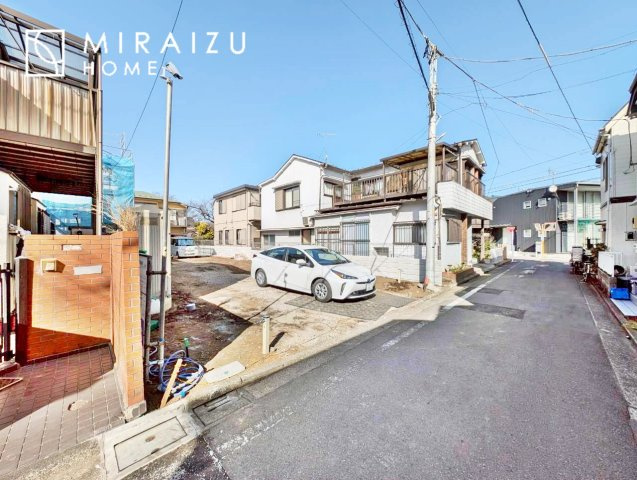 【前面道路含む現地写真】 | 空気の換気と窓からの光の明るさに配慮した清潔感のあるトイレ、ご自分の好きなアロマや芳香剤を置いて落ち着く空間を演出、一人になれる空間ですから、リラックスしたいですね。
