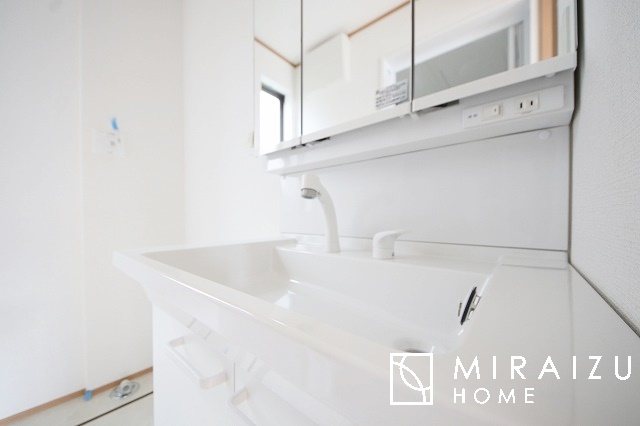 【その他】 | ■洗髪洗面化粧台■
お除も楽にできる洗面台が嬉しいですね♪毎日使うものだから、できる限り綺麗さを保ちたいです。朝シャンプー派のご家族様も安心してお使い頂けそうです。
