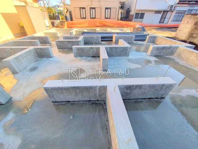 【周辺】 | 明るい光が取り入れられる空間設計のリビングです。インテリア配置もしやすい間取りです。壁や床の色と合わせて落ち着いたインテリアも選びたいですね♪グリーンを飾っても素敵だと思います。
