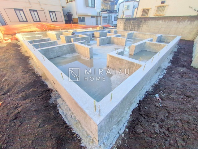 【周辺】 | 洗練されたキッチンでは毎日の家事を少しでも楽に快適に工夫したいですね、大きいシンクではお皿洗いもストレスフリー、3口コンロでは要領よくお料理も可能です。レンジフードもお掃除がしやすい設計が嬉しい。
