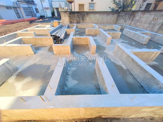 【周辺】 | スッキリとした形が上品な広々ワイドキッチンです。レンジフードもすっきりとした造りなので圧迫感もございません。窓もあり明るい空間の中で毎日お料理することが可能です。収納スペースも広いのが嬉しいですね。
