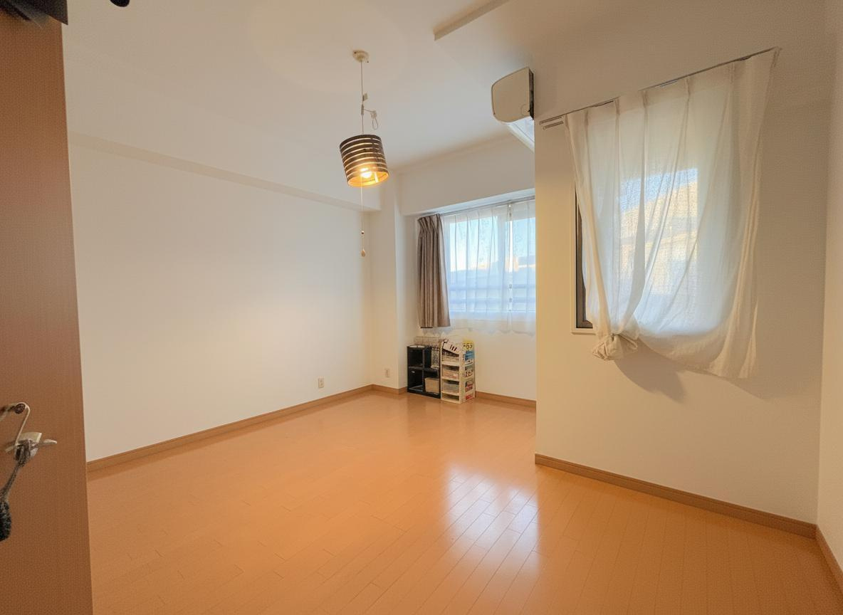 約7.8畳の洋室は窓が2面あるので採光面と換気面で◎嬉しいウォークインクローゼット付きです♪※画像は実際の写真にAI加工（家具や調度品の削除や配置）を加えたもので実際とは異なる場合があります