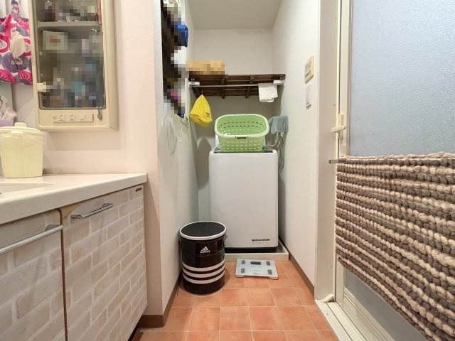 ゆとりのある脱衣所には嬉しい棚収納スペース付きです。