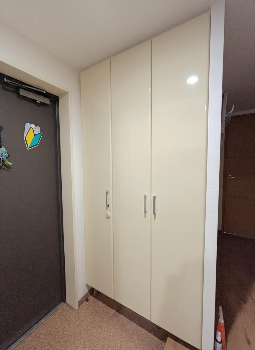 シューズBOXは天井まであるトールタイプを採用。3枚扉のワイドな開口で中は可動式の棚がついているのでブーツや丈のある履物も収納することができます。