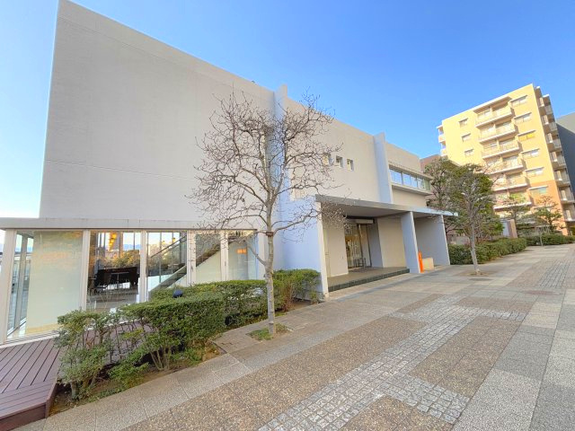 共用施設にはうっかり買い忘れた日用品や食品などの購入に便利なミニコンビニショップがあります。雨の日でも安心して遊べるキッズルームがあるのも魅力です。