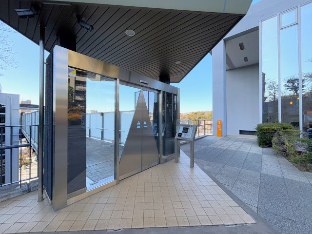 ローレルスクエア南大沢居住者の方専用のゲートエレベーターは20人乗りでベビーカーや自転車も収納可能です。ゲートにはオートロックがついているので安全性と快適性を両立しています。