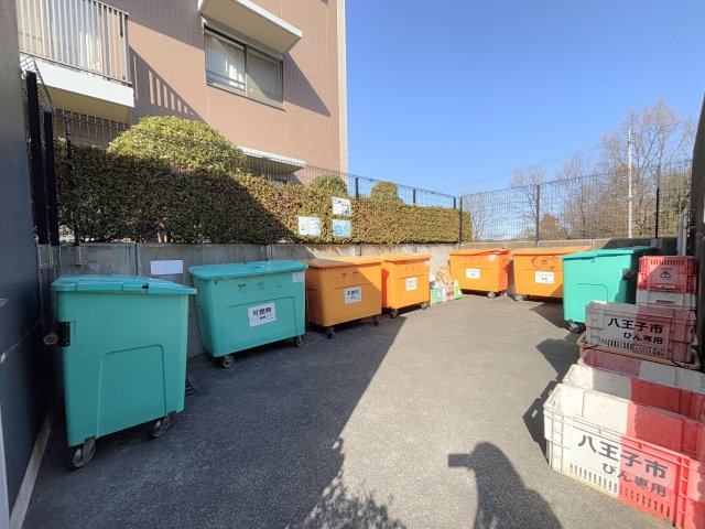 敷地内ゴミ捨て場は清掃員の方が定期的にお掃除しているので清潔さを保っています。