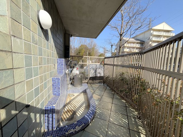 ペット専用の足洗場付でお散歩帰りに足を洗ってから各住戸へ。
汚物流しを設置しているのでお散歩帰りに処理できます。