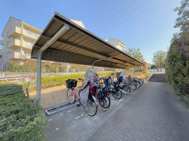 入り口付近の駐輪場は複数台空がございます。
