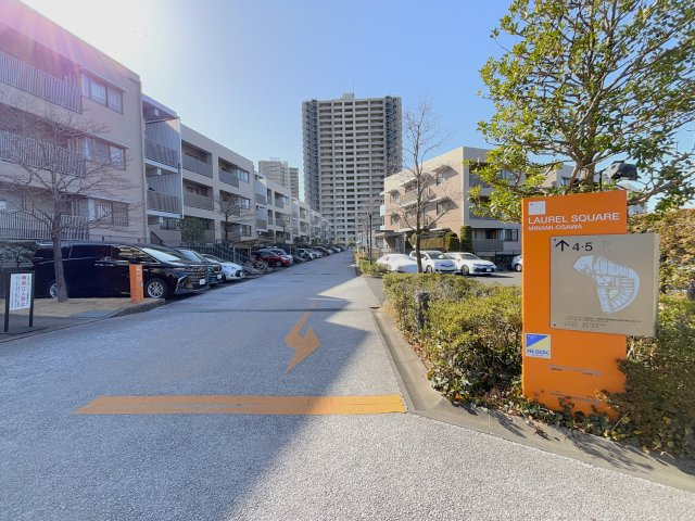 建物東側入り口部分です。道路が広いので車のすれ違い時にも安心です。