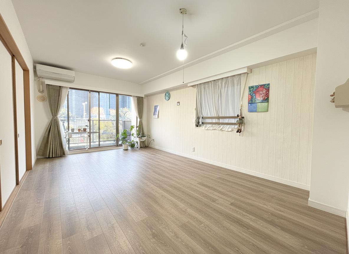 南東向き2面採光の明るいLDKは約17.1畳の広さに！嬉しい床暖房機能で家族みんなの寛ぎの場所に♪※画像は実際の写真にAI加工（家具や調度品の削除や配置）を加えたもので実際とは異なる場合があります