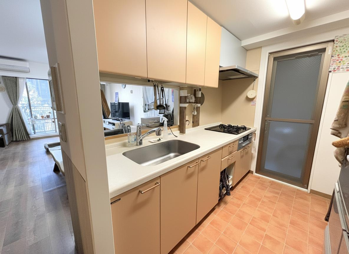 キッチンにはサービスバルコニーを設けているのでゴミの一時置き場や換気面でも嬉しい設備です。※画像は実際の写真にAI加工（家具や調度品の削除や配置）を加えたもので実際とは異なる場合があります