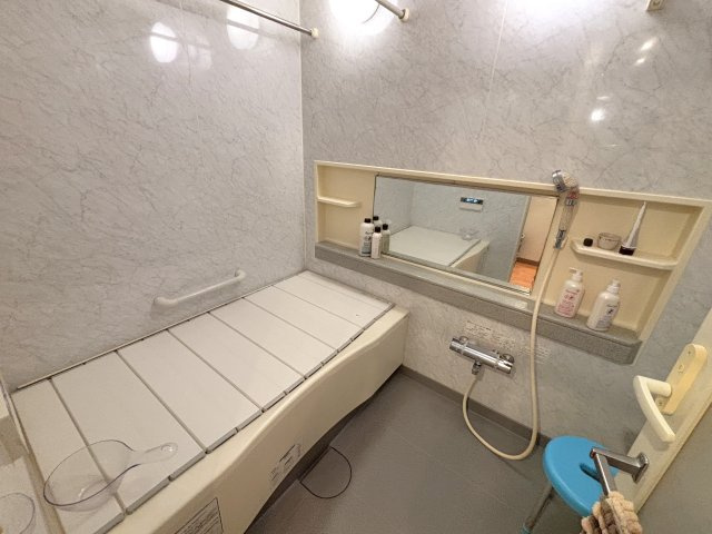 大型ミラー付バスルームドレッサーにはカウンターが付いているのでシャンプーなどの小物置きにいはピッタリです。