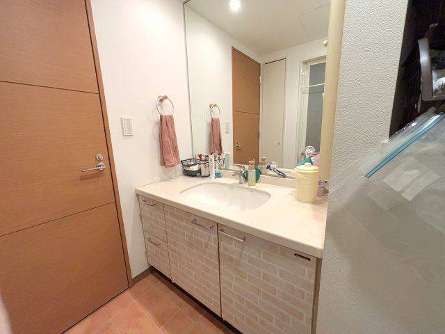 洗面カウンターは人口大理石を採用。仕上げの美しさとともに耐久性に優れています。