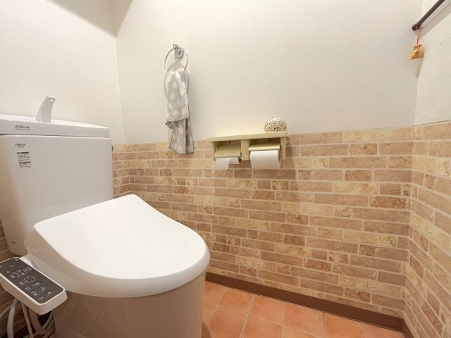 温水洗浄付きトイレは抗菌、防露機能付です。