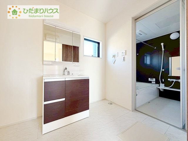 【独立洗面台】 | 第1下妻市下妻丙　新築戸建 | 三面鏡の大きな鏡は憧れます(^^♪
鏡の後ろは収納となっていて、細かいものでも収納できるのでスッキリと整理できます！