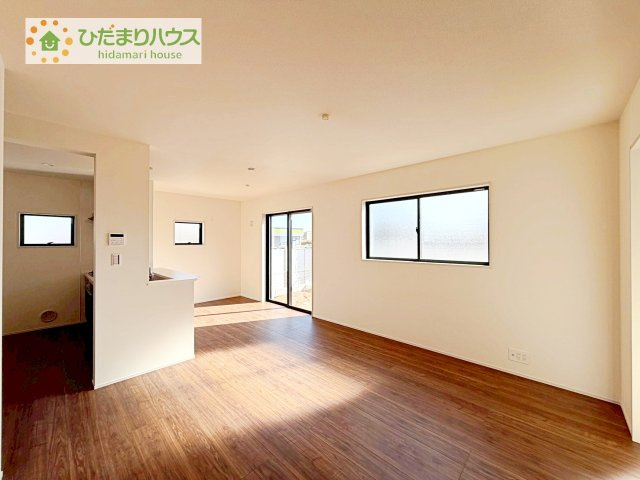 【居間・リビング】 | 第1下妻市下妻丙　新築戸建 | リビングの大きな窓からは、暖かな日の光が降り注ぎます・・・