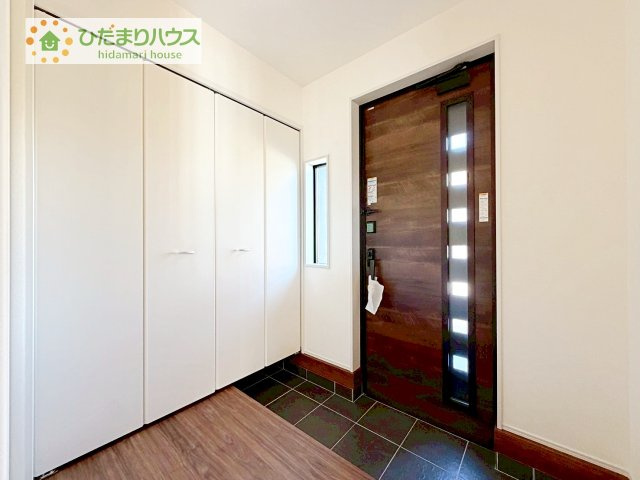 【玄関】 | 第1下妻市下妻丙　新築戸建 | シューズインクローゼットは、靴以外にもゴルフバックやベビーカーを置くことができ、
散らかりがちな玄関もスッキリします。