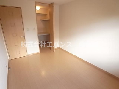 【寝室】 | アヴァンセ八幡B | 開放的な寝室です