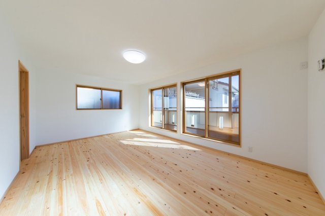 深草大亀谷万帖敷町　建築条件付土地　【新築参考プラン】|【施工例】
木目や白を基調としたシンプルな仕上がりの洋室はインテリアプランを考えやすいのが魅力！