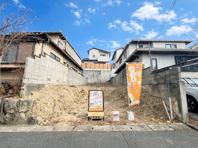 深草大亀谷万帖敷町　建築条件無土地の前面道路含む現地写真|建築条件が付いていないお土地の為、お好きなハウスメーカー様や建築会社様でお家づくりが可能です！（R7.11撮影）