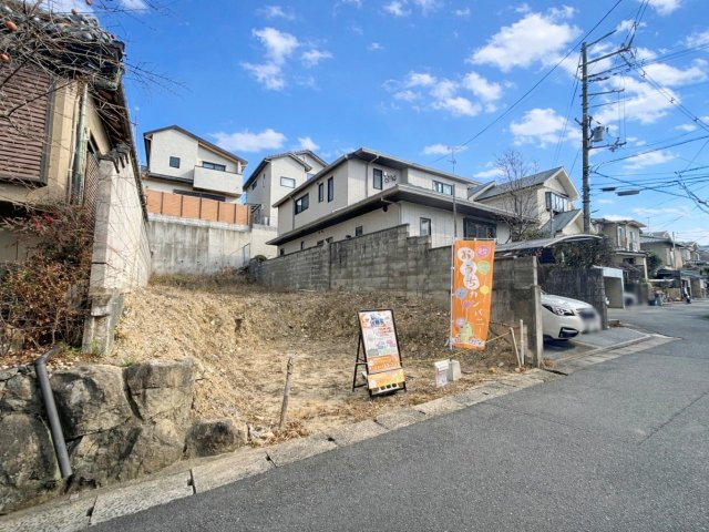 深草大亀谷万帖敷町　建築条件無土地の前面道路含む現地写真|閑静な住宅街で小さなお子様がいるご家庭も安心ですね♪徒歩４分の距離には公園もございます！（R7.11撮影）