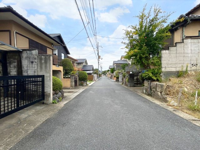 深草大亀谷万帖敷町　建築条件無土地の前面道路含む現地写真|【おうちのよいところ・わるいところ】
６年間通う小学校まで徒歩６分！だけど…中学校は通学距離がある為、通学が少し大変に感じるかも…（R7.11撮影）