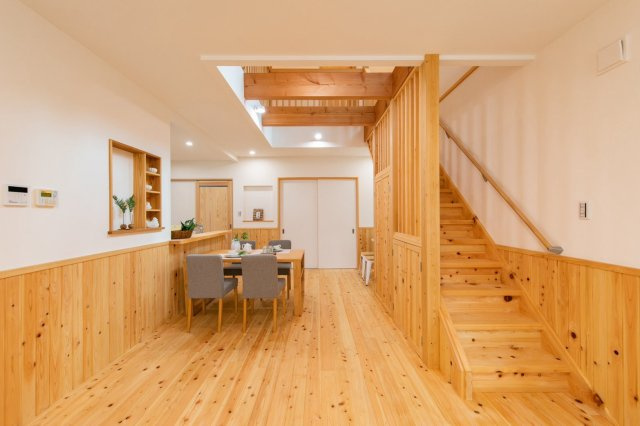 深草大亀谷万帖敷町　建築条件付土地　【新築参考プラン】|【施工例】
ご家族との繋がりを重視したリビング階段！「ただいま」「おかえり」の声が聞こえるあたたかい空間に。