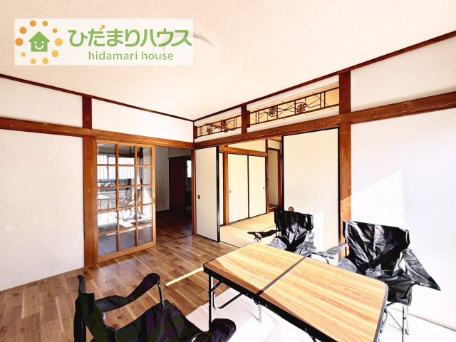 【居間・リビング】 | 常総市原宿　中古戸建 | リビングの大きな窓からは、暖かな日の光が降り注ぎます・・・
