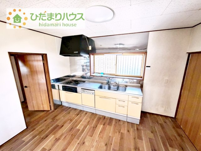 【キッチン】 | 常総市原宿　中古戸建 | 3口コンロと収納豊富なキッチンで、ママの毎日のお料理もはかどります☆