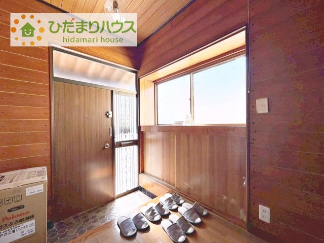 【玄関】 | 常総市原宿　中古戸建 | 玄関が広いので親子で並んで仲良く靴が履けますね(^^)/