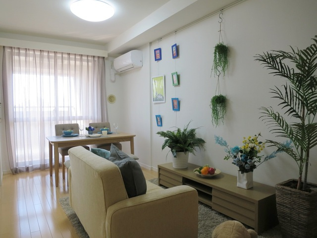 スカイグランデ京成小岩の居間・リビング|モデルルームです（備え付け家具の提供はしておりません。）