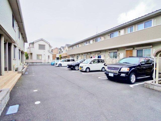 メゾン ド フルールの駐車場