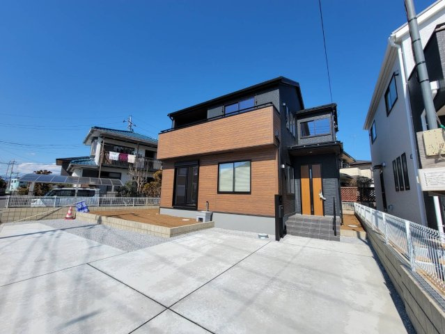 【LiveleGarden】宇都宮市駒生町 第25　全2邸の外観|○今からご覧いただけます〇
3台駐車可能なゆとりのカースペース！
ご夫婦それぞれの車も、お客様のお車も余裕に対応できます☆
