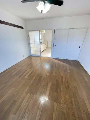 朝倉市堤のアパートの居間・リビング